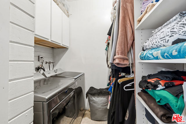 547 N St Louis Street, Los Angeles CA: https://media.crmls.org/mediaz/10fbe5bf-d07d-48eb-8a47-3649be6638f6.jpg