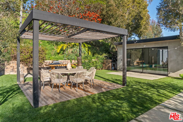 23812 Malibu Crest Drive, Malibu CA: https://media.crmls.org/mediaz/10fc7f42-8bb0-41c3-b482-e99461b809d6.jpg