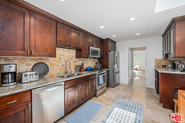 8221 Delgany Avenue, Playa del Rey CA: https://media.crmls.org/mediaz/10fce10e-3547-4ed0-8f19-3a95474d8985.jpg