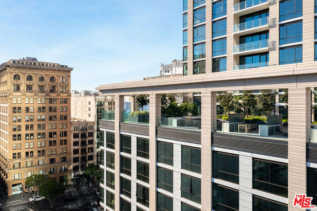 400 S Broadway, Los Angeles CA: https://media.crmls.org/mediaz/10fd120e-98fb-4335-98c4-602787918cee.jpg