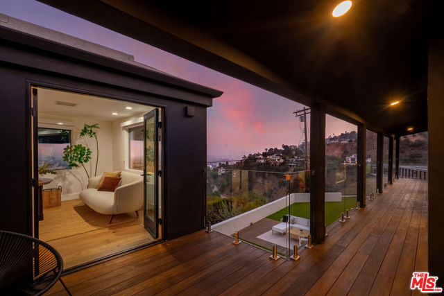 8021 Floral Avenue, Los Angeles CA: https://media.crmls.org/mediaz/10fd26cf-7a49-48f6-9e65-4d6259d3162f.jpg