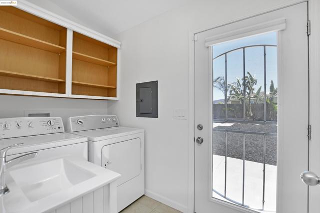 2086 Oakridge Ln, Pittsburg CA: https://media.crmls.org/mediaz/10fd54a3-6bff-4539-a4d4-ba5c2db1c229.jpg
