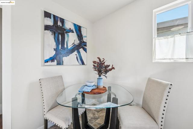 1549 5Th Ave, Oakland CA: https://media.crmls.org/mediaz/10fd6feb-fc1c-4dad-b2a0-2eff26b7dba4.jpg