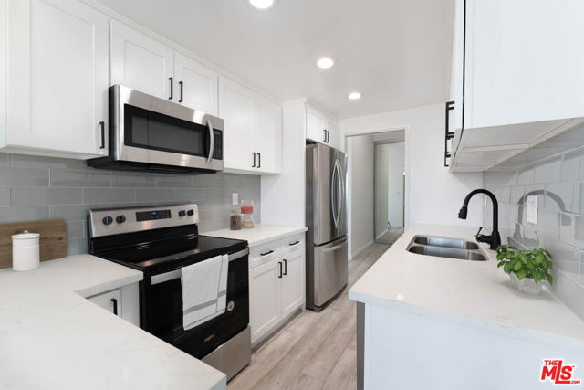 900 Euclid Street, Santa Monica CA: https://media.crmls.org/mediaz/10fd914e-eafe-4701-9b30-e413674e6bc4.jpg