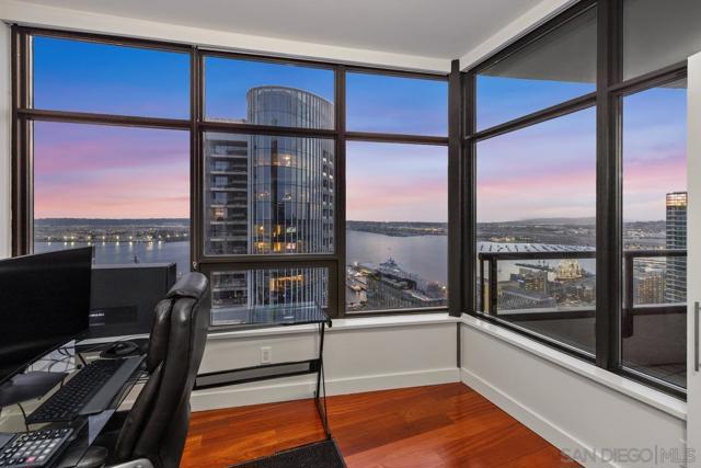 700 W E St, San Diego CA: https://media.crmls.org/mediaz/10fd9904-d96b-4bfc-9773-854a5ba17b7f.jpg
