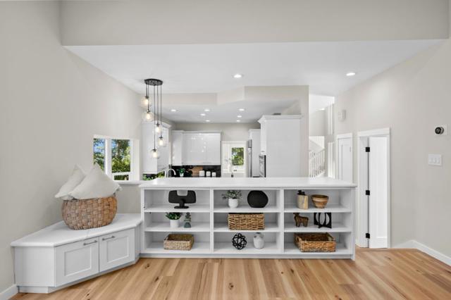 3554 Oak Knoll Drive, Redwood City CA: https://media.crmls.org/mediaz/10fdabf4-cbaa-46e8-bcf0-da7909a88be2.jpg