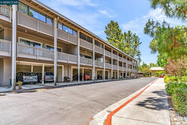 1200 Canyonwood Ct, Walnut Creek CA: https://media.crmls.org/mediaz/10fe56a6-568c-4dff-b8dd-7b53bb663983.jpg