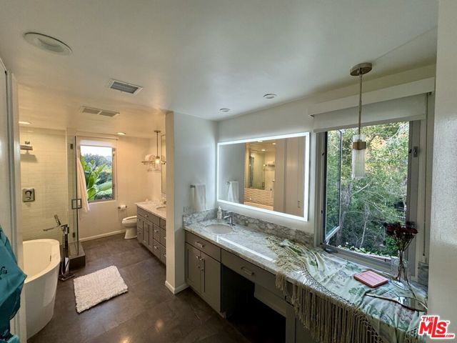 16045 Royal Mount Drive, Encino CA: https://media.crmls.org/mediaz/10ff4dd4-65a0-436d-8f9b-184072186768.jpg