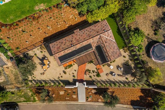 2087 Via Ladeta, La Jolla CA: https://media.crmls.org/mediaz/10ff54ee-0530-4f65-a926-94d6397288a8.jpg