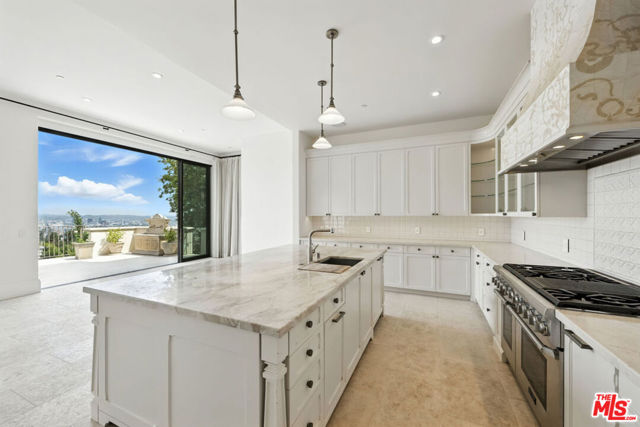 1675 Woods Drive, Los Angeles CA: https://media.crmls.org/mediaz/10ffb82d-bb48-4967-801a-f91b189ff891.jpg