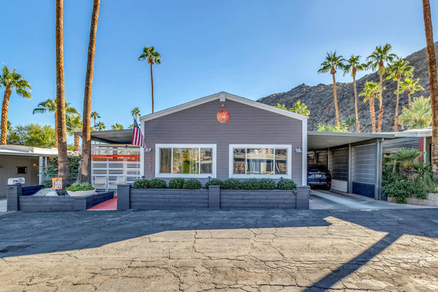 527 Jade Lane, Palm Springs CA: https://media.crmls.org/mediaz/11003f58-650f-4597-a1c6-2ea8c160f421.jpg