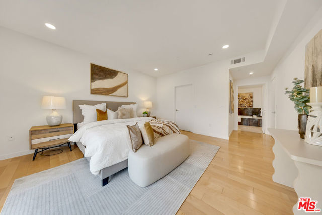 1529 S Westgate Avenue, Los Angeles CA: https://media.crmls.org/mediaz/11012ea5-f498-46a7-ae93-e2117c0c3209.jpg