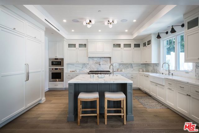 530 Arbramar Avenue, Pacific Palisades CA: https://media.crmls.org/mediaz/1101c708-6419-4232-8757-eddd5a3fdfa9.jpg