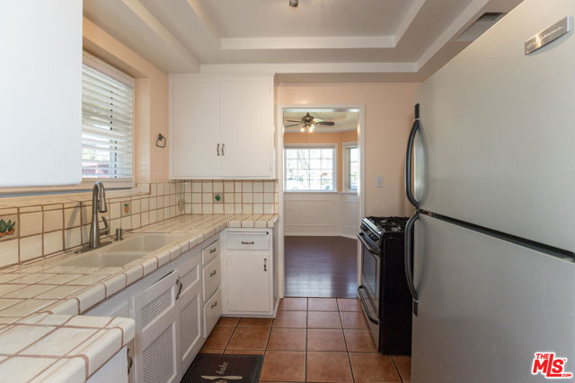 11750 Tennessee Avenue, Los Angeles CA: https://media.crmls.org/mediaz/1102a1d2-c3be-41c5-af2c-2b005b1f89dd.jpg
