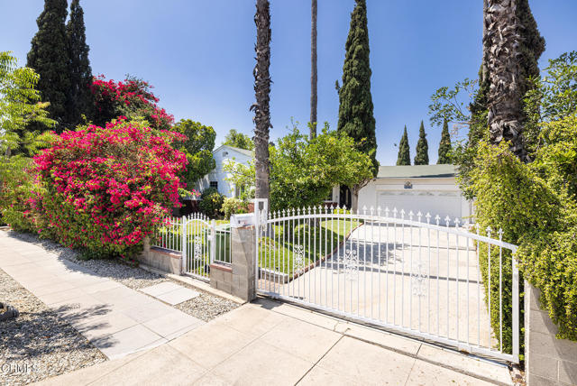 11215 Lull Street, Sun Valley CA: https://media.crmls.org/mediaz/11031a0f-8de6-4ff1-8428-6ad16771d496.jpg