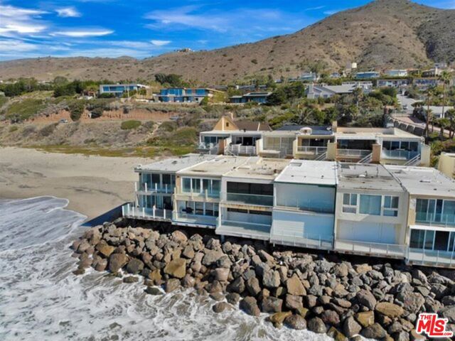 11770 Pacific Coast Highway, Malibu CA: https://media.crmls.org/mediaz/11062268-3eb3-498f-b6b7-f11a964b94bf.jpg