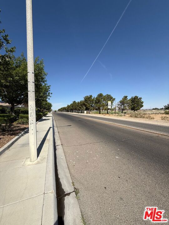 1001 Del Cerro Street, Victorville CA: https://media.crmls.org/mediaz/11068245-afef-4ae2-be85-c274f6330d99.jpg