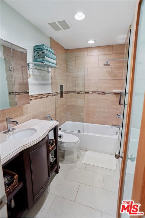 2311 4th Street, Santa Monica CA: https://media.crmls.org/mediaz/1107354c-5bd8-4c4c-a6f3-c2fad36c583c.jpg