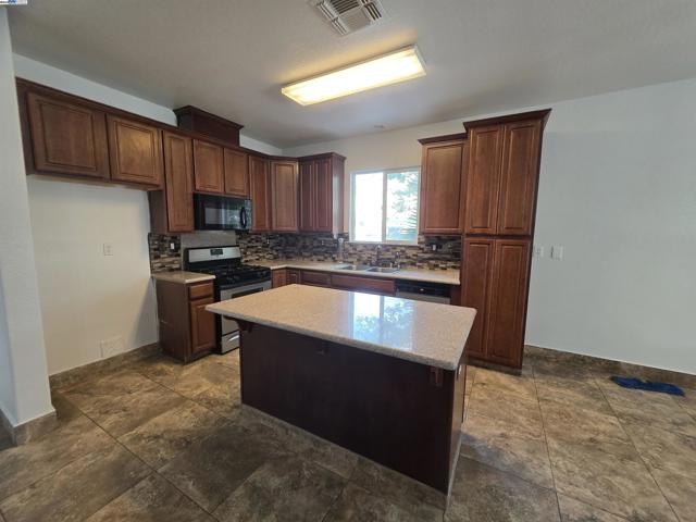 254 Peach Leaf Way, Sacramento CA: https://media.crmls.org/mediaz/11073c1c-07c1-4a09-9127-5a62419559d3.jpg