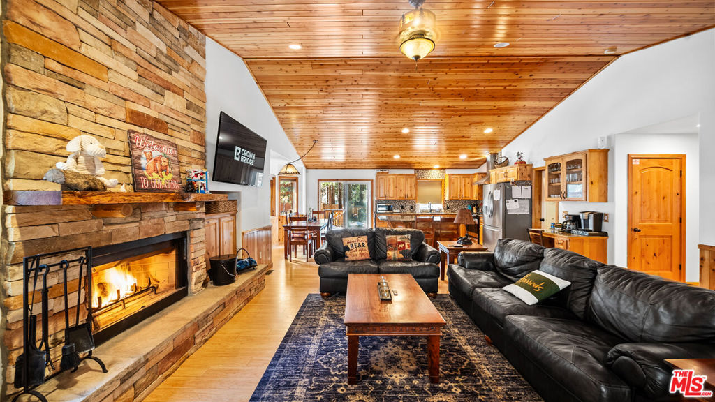 https://media.crmls.org/mediaz/11094c5d-548a-486a-9040-0bce4d690e55.jpg?preset=X-Large
