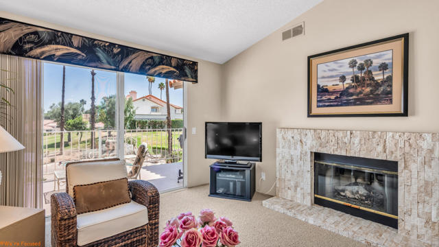 292 Desert Falls E Drive, Palm Desert CA: https://media.crmls.org/mediaz/11096097-5d3a-4626-958f-a08311a81e01.jpg