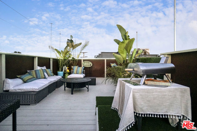 657 Mildred Avenue, Venice CA: https://media.crmls.org/mediaz/110a22cd-9e7d-4f58-b1b1-e5dbf995a0ec.jpg