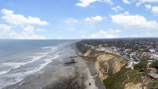 1059 Hymettus Ave, Encinitas CA: https://media.crmls.org/mediaz/110c6280-8cae-4159-8406-4ac81cc47ea9.jpg
