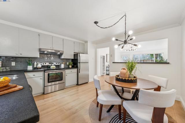 5242 Miles Avenue, Oakland CA: https://media.crmls.org/mediaz/110caa24-552a-48e1-b3c7-c65e2a3eecfd.jpg