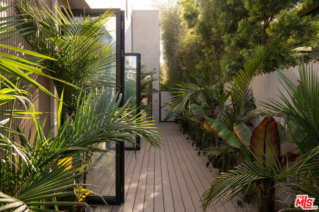 2457 Glyndon Avenue, Venice CA: https://media.crmls.org/mediaz/110d1d1a-bc30-4e69-9529-287c766fc9dd.jpg