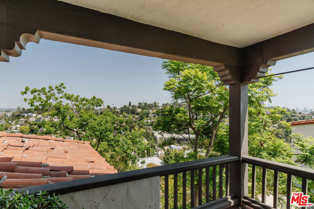 3744 Clayton Avenue, Los Angeles CA: https://media.crmls.org/mediaz/110d6951-7dee-47fb-8419-9e5163cc392f.jpg