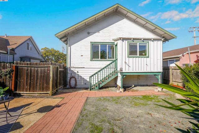 1781 B St, Hayward CA: https://media.crmls.org/mediaz/110e0ffa-9a2c-4556-ba9c-c43185e63ad2.jpg