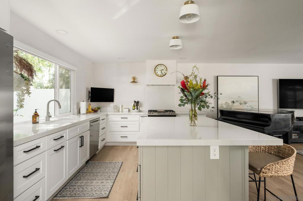2927 Levante St - photo 3