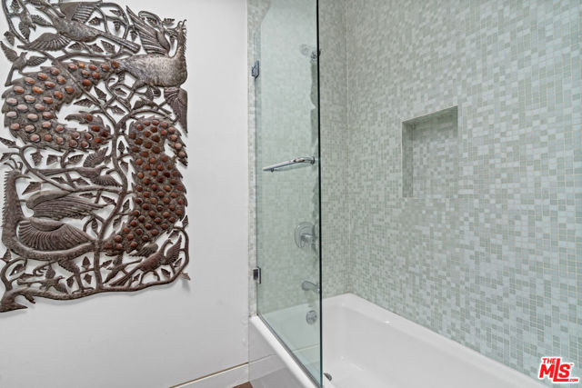 25 Brooks Avenue, Venice CA: https://media.crmls.org/mediaz/11102e57-008f-4702-8002-7f0ca6f572c6.jpg
