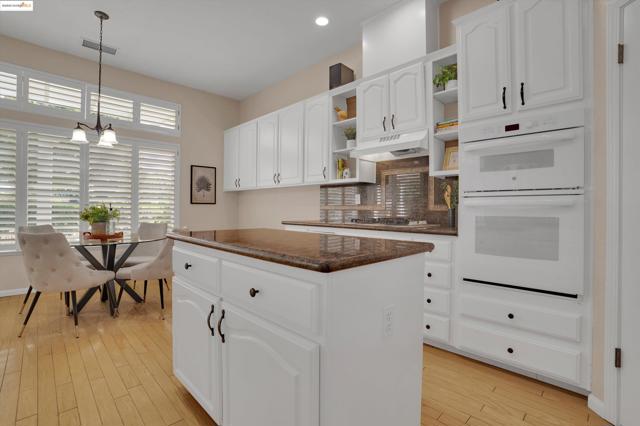 540 Central Park Pl, Brentwood CA: https://media.crmls.org/mediaz/11104d75-e0cd-481d-a8b2-1fa11bc4f0c9.jpg