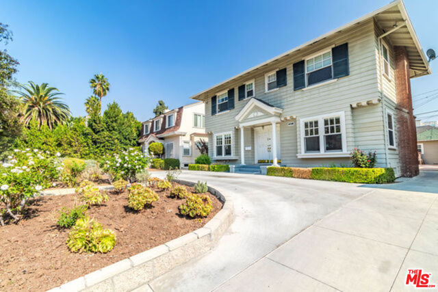 416 S Van Ness Avenue, Los Angeles CA: https://media.crmls.org/mediaz/11107a72-dc75-4a2b-8b52-fddd71c54252.jpg