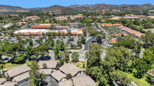 1118 Bright Glen Circle, Westlake Village CA: https://media.crmls.org/mediaz/11112e9d-b697-4eec-8b41-38cf79fbf74b.jpg