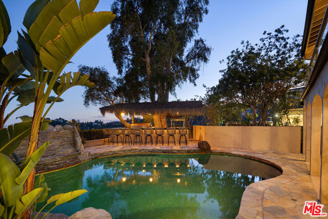 8000 Oceanus Drive, Los Angeles CA: https://media.crmls.org/mediaz/111134bc-6983-46c0-8459-2d5de01678ca.jpg