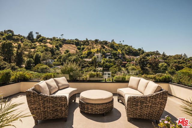 3920 Knobhill Drive, Sherman Oaks CA: https://media.crmls.org/mediaz/1111e684-65e9-4e3a-920f-6f61883ffbf9.jpg