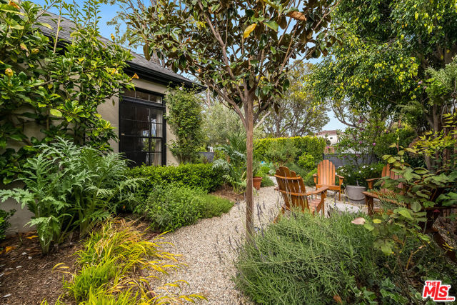 13109 Valley Vista Boulevard, Studio City CA: https://media.crmls.org/mediaz/11121ab6-dd9d-42af-96b3-093658267314.jpg