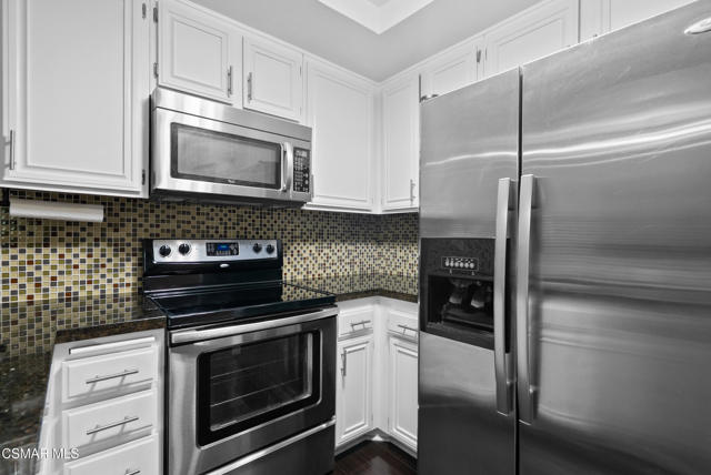 22100 Burbank Boulevard, Woodland Hills CA: https://media.crmls.org/mediaz/111256e7-4482-4648-86fc-45c3c8e6617e.jpg