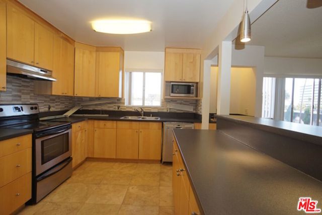 1033 6TH Street, Santa Monica CA: https://media.crmls.org/mediaz/11128b50-12db-4191-b2b0-17190ac656ce.jpg