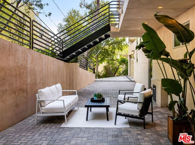 933 Bluegrass Lane, Los Angeles CA: https://media.crmls.org/mediaz/11129323-ed65-411d-9489-045432d52275.jpg