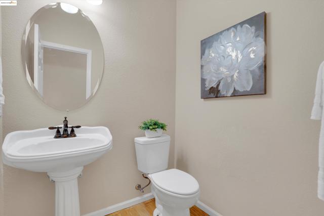 540 Central Park Pl, Brentwood CA: https://media.crmls.org/mediaz/1113536d-43af-474f-80d4-6c4ab4285413.jpg