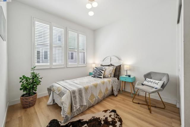 2110 Clement Ave, Alameda CA: https://media.crmls.org/mediaz/1114d1c3-34bb-4506-80d3-e2f07e68d02c.jpg