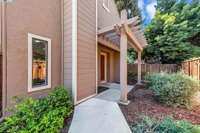 3810 Burton Cmn, Fremont CA: https://media.crmls.org/mediaz/1116455d-c9aa-4a84-ba89-909bd4fca8c3.jpg