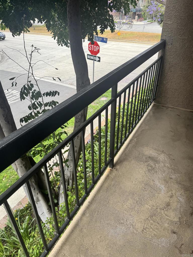 https://media.crmls.org/mediaz/11167639-da4b-44b8-8e18-15d192a1ed25.jpg?preset=X-Large