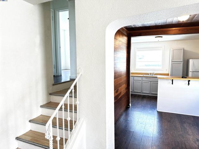 1933 103rd. Ave., Oakland CA: https://media.crmls.org/mediaz/11173bce-bb1d-448b-adf4-60a811fb1d46.jpg