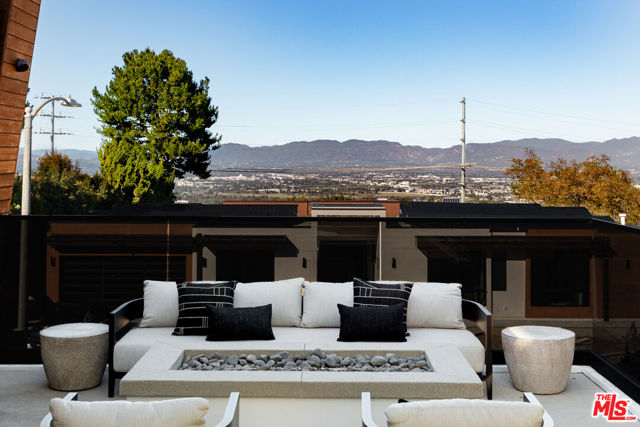 16366 Sloan Drive, Los Angeles CA: https://media.crmls.org/mediaz/111790f3-40ec-4803-90d9-ffa372fe8605.jpg