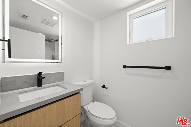841 N Mccadden Pl, Los Angeles CA: https://media.crmls.org/mediaz/111791e8-7e78-4c08-8260-b479d28c8fdf.jpg