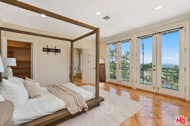 16980 Escalon Drive, Encino CA: https://media.crmls.org/mediaz/1118896d-8e34-49a6-a6ac-43be9cc9f46d.jpg
